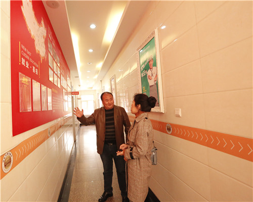 孟科长一行首先参观了实训大厅和理实一体化教室，现场了解学生的上课情况，观赏学生创作作品