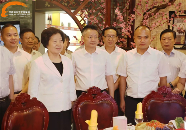 、国务院副总理孙春兰来<a  data-cke-saved-href=http://www.jxxdf.com href=http://www.jxxdf.com target=_blank class=infotextkey>江西新东方烹饪学院</a>考察调研.jpg