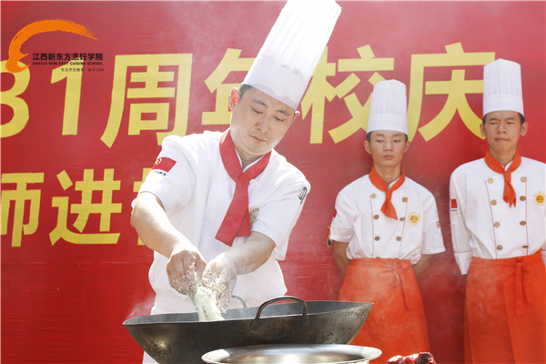 大师进校园，学厨师<a  data-cke-saved-href=http://www.jxxdf.com href=http://www.jxxdf.com target=_blank class=infotextkey>江西新东方烹饪学院</a>.jpg