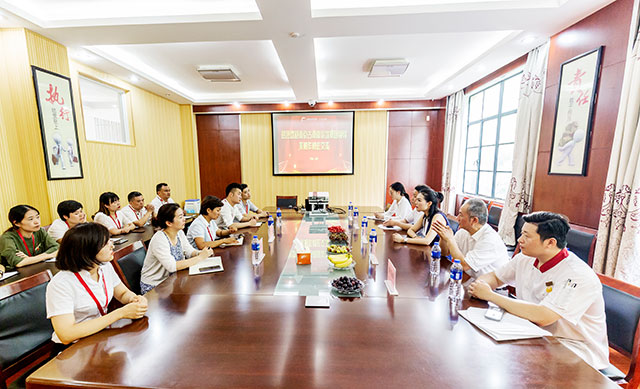 南京市非物质文化遗产、京苏大菜烹制技艺代表性传承人走进江苏新东方！