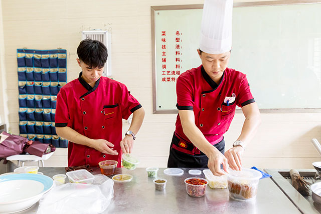 名师进名校｜川越往事慕斯荟店厨师长李建来校倾情授课！