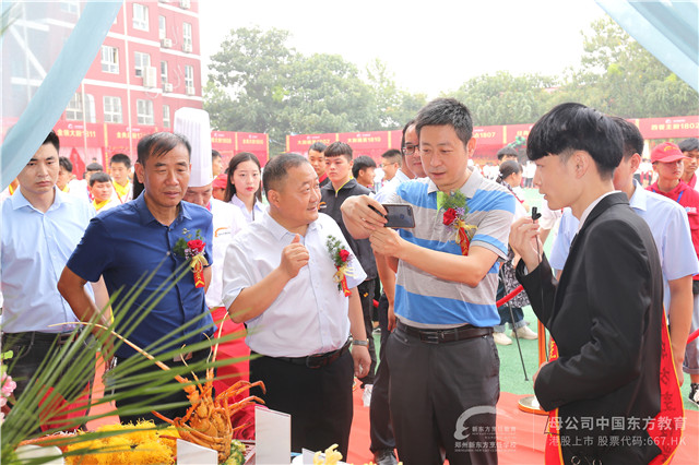 主管部门单位领导被作品深深吸引，拍照留念