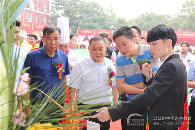 学生为主管部门单位的领导、校长以及与会嘉宾解说