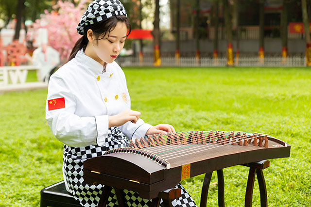 圣国晴：做得了西点、弹得了古筝，新东方的女孩就是优异！
