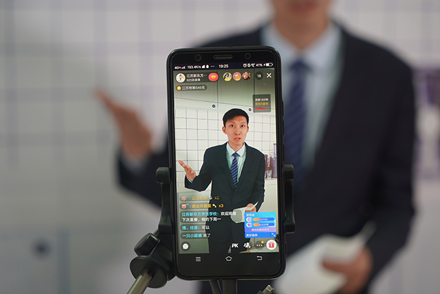 抖音、虎牙双平台直播，让你口水连连的新东方年宴！
