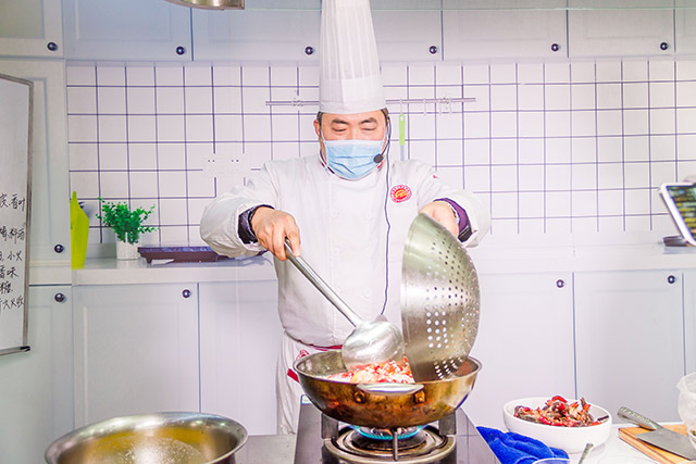 火热学厨新东方，那么多人已经快你一步！